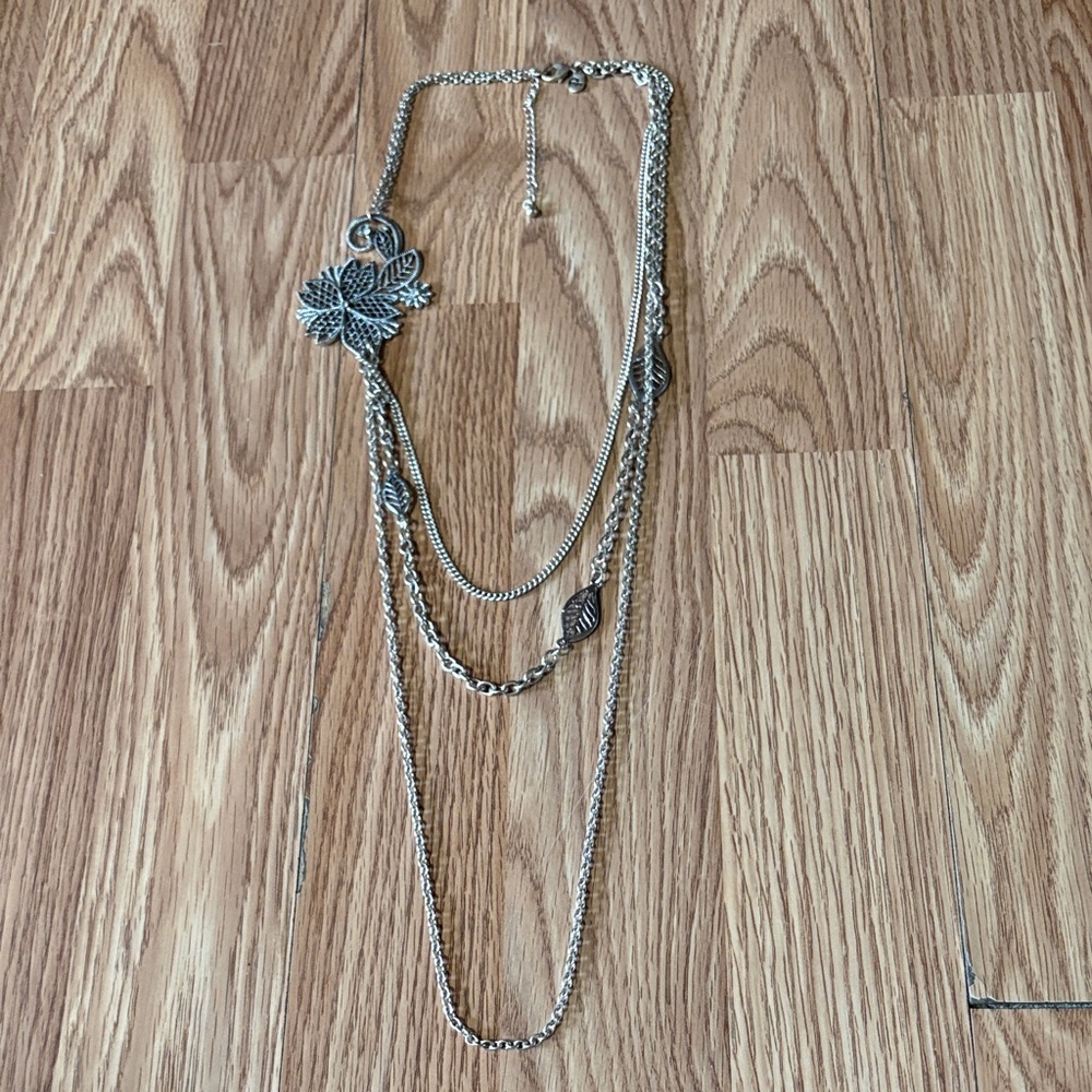 VINTAGE LAYERED 3 STRAND SIDE FLOWER SILVER-TONE 29 - 32" NECKLACE